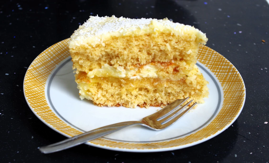 Lemon curd and coconut milk cake 